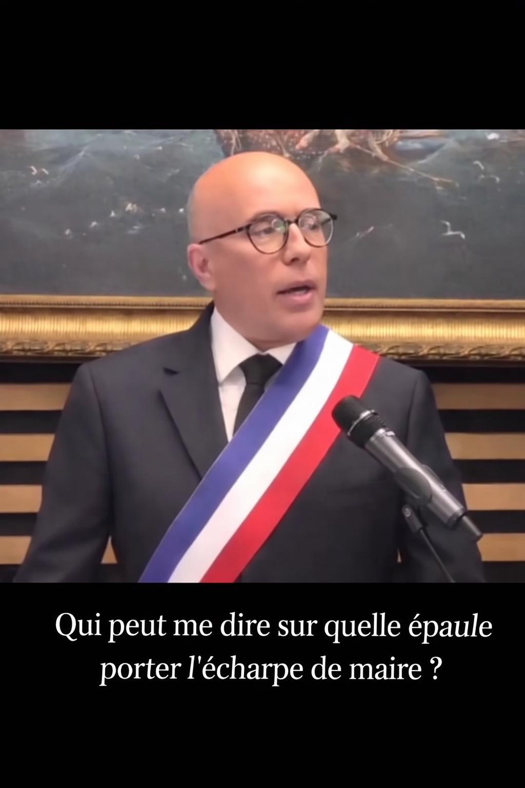L’écharpe à l’envers, la République de guingois.